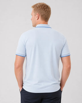 Camisa Polo Masculina ModalDuo Azul Claro, vista de costas em fundo branco.