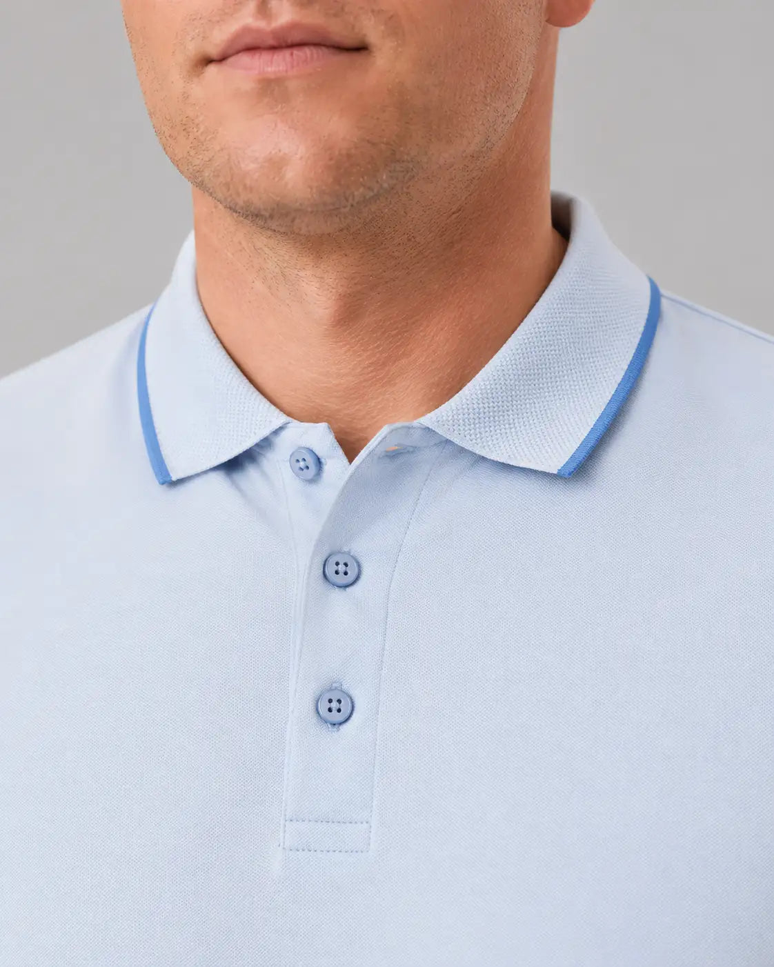 Detalhe da gola e acabamento do Camisa Polo Masculina ModalDuo Azul Claro.
