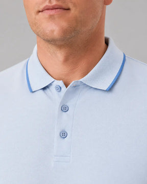 Detalhe da gola e acabamento do Camisa Polo Masculina ModalDuo Azul Claro.