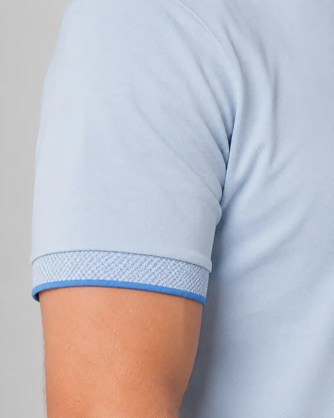 Detalhe da manga e acabamento da Camisa Polo Masculina ModalDuo Azul Claro.