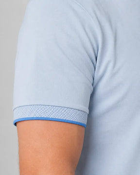 Detalhe da manga e acabamento da Camisa Polo Masculina ModalDuo Azul Claro.
