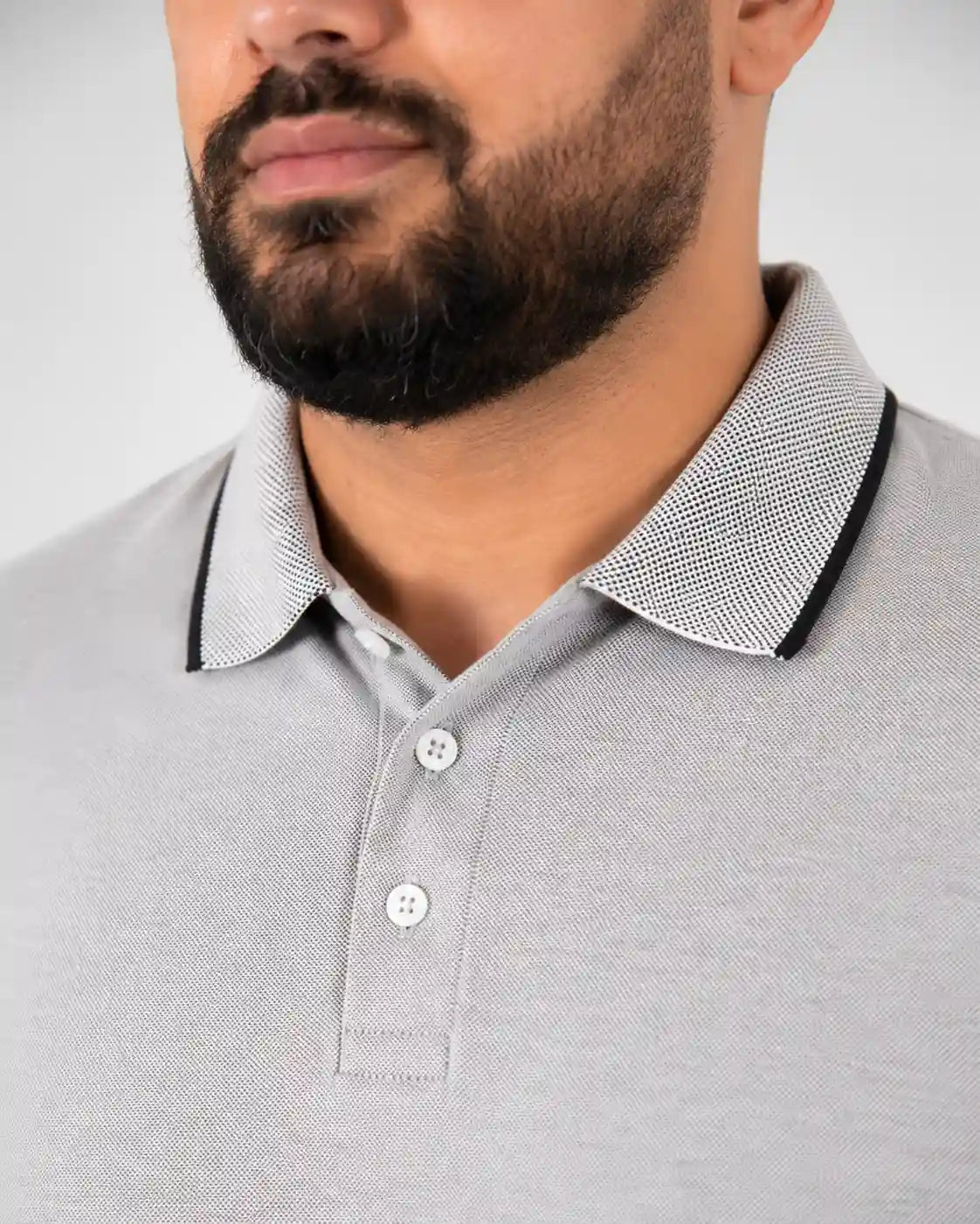 Detalhe da gola e acabamento da Camisa Polo Masculina ModalDuo Cinza.
