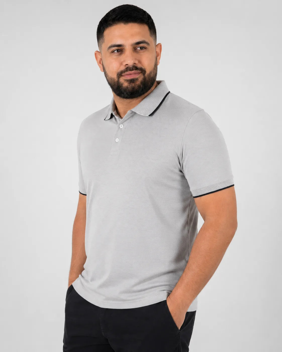 Camisa Polo Masculina ModalDuo Cinza, vista lateral em angulo no corpo em fundo branco.