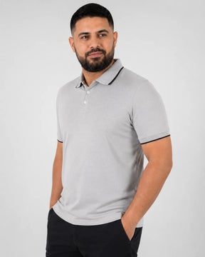 Camisa Polo Masculina ModalDuo Cinza, vista lateral em angulo no corpo em fundo branco.
