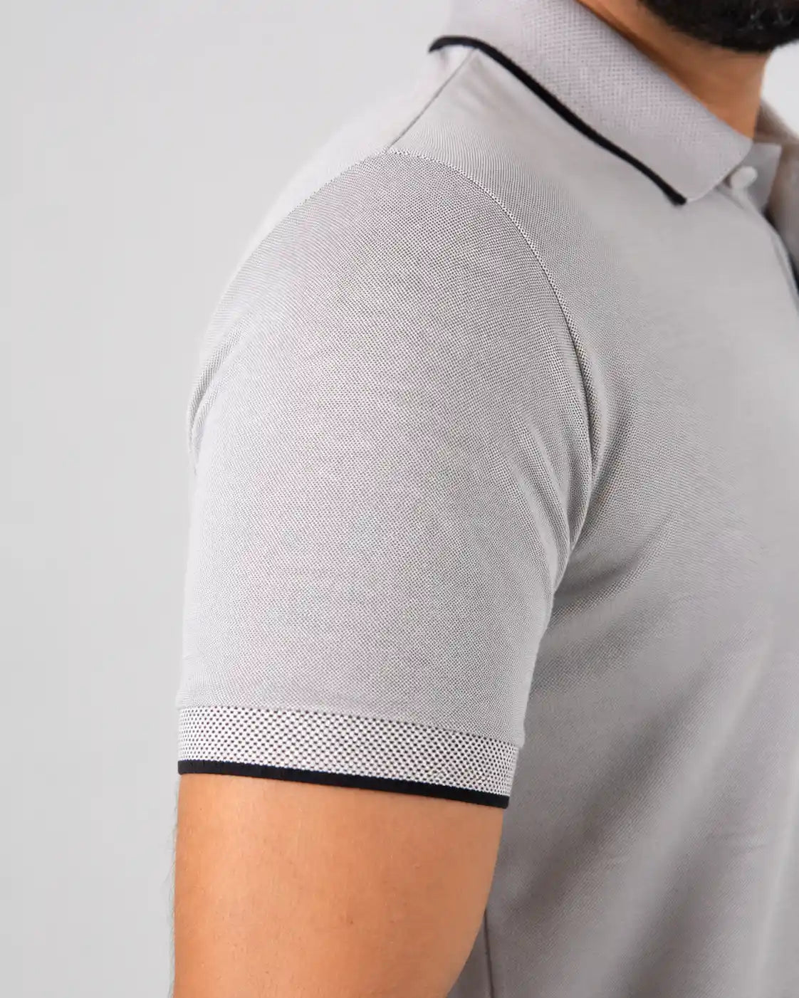 Detalhe da manga e acabamento da Camisa Polo Masculina ModalDuo Cinza.