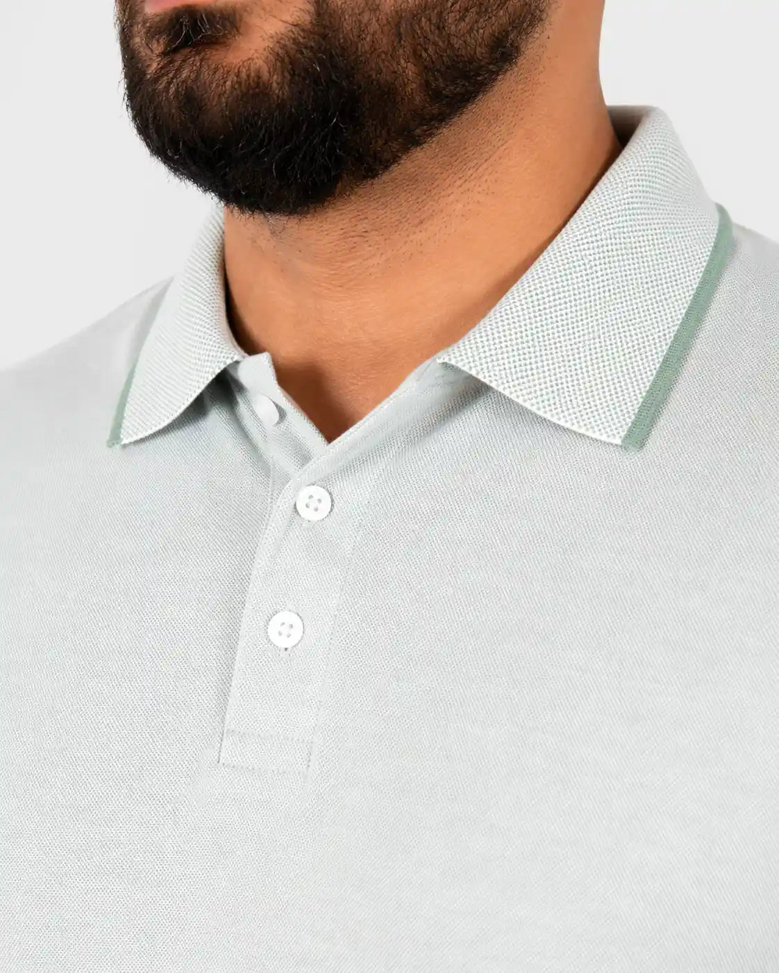 Detalhe da gola e acabamento do Camisa Polo Masculina ModalDuo Verde.
