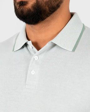 Detalhe da gola e acabamento do Camisa Polo Masculina ModalDuo Verde.
