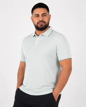 Camisa Polo Masculina ModalDuo Verde, vista lateral no corpo em fundo branco.