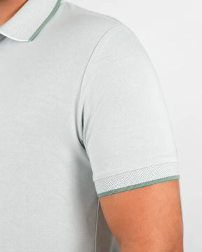 Detalhe da manga e acabamento da Camisa Polo Masculina ModalDuo Verde.