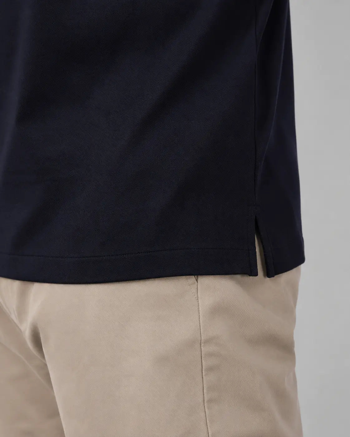 Detalhe da barra lateral e caimento da Camisa Polo Masculina PimaSenso Azul Marinho.