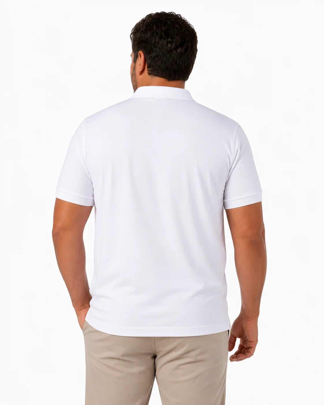 Camisa Polo Masculina PimaSenso Branca, vista de costas em fundo branco.