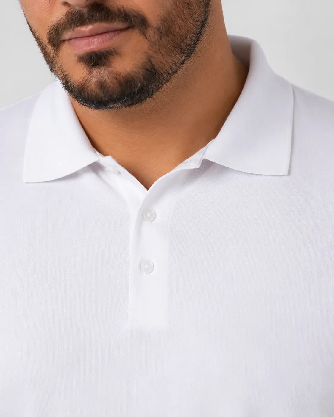 Detalhe da gola e abertura da Camisa Polo Masculina PimaSenso Branca.