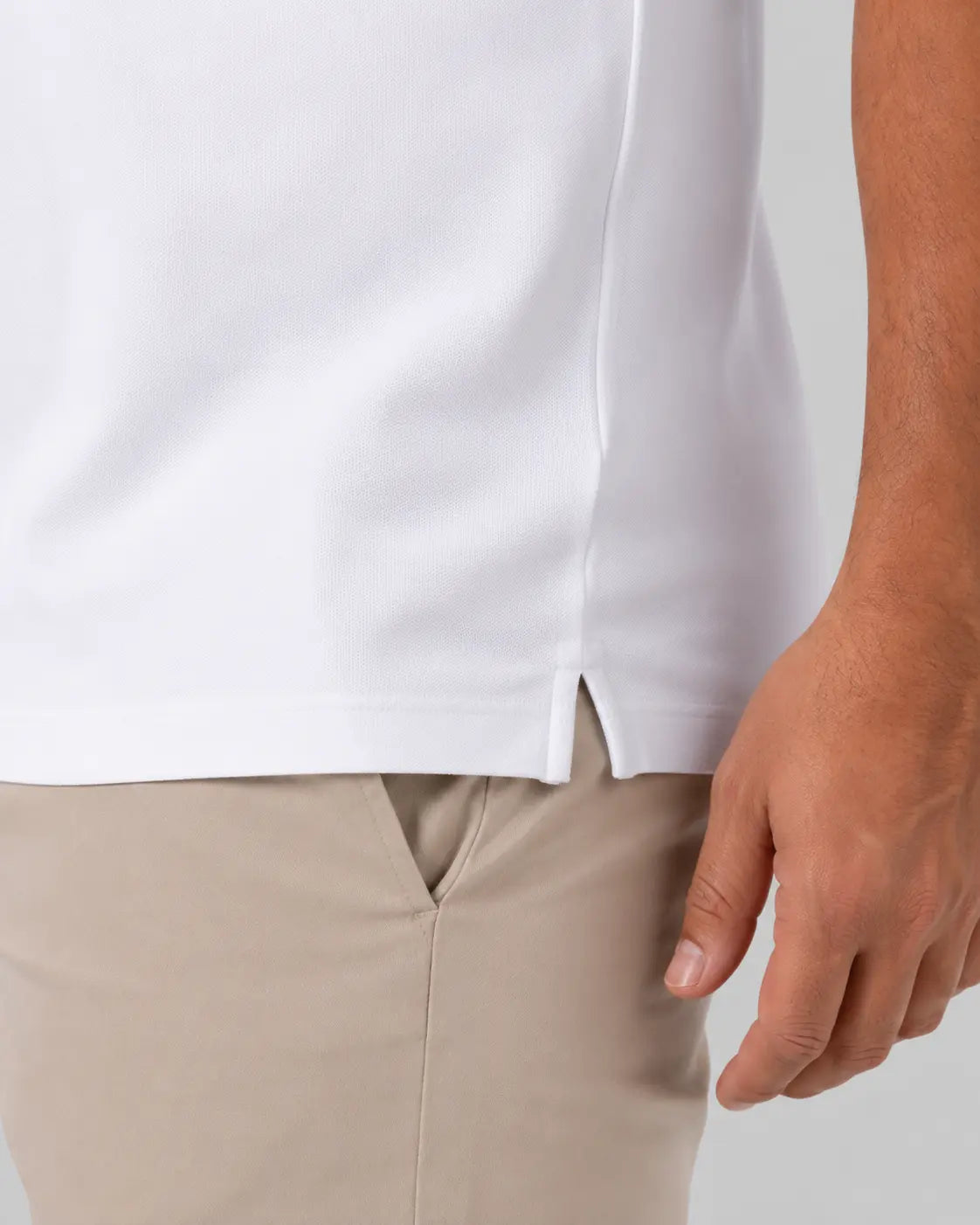 Detalhe do tecido da Camisa Polo Masculina PimaSenso Branca, com textura em destaque.