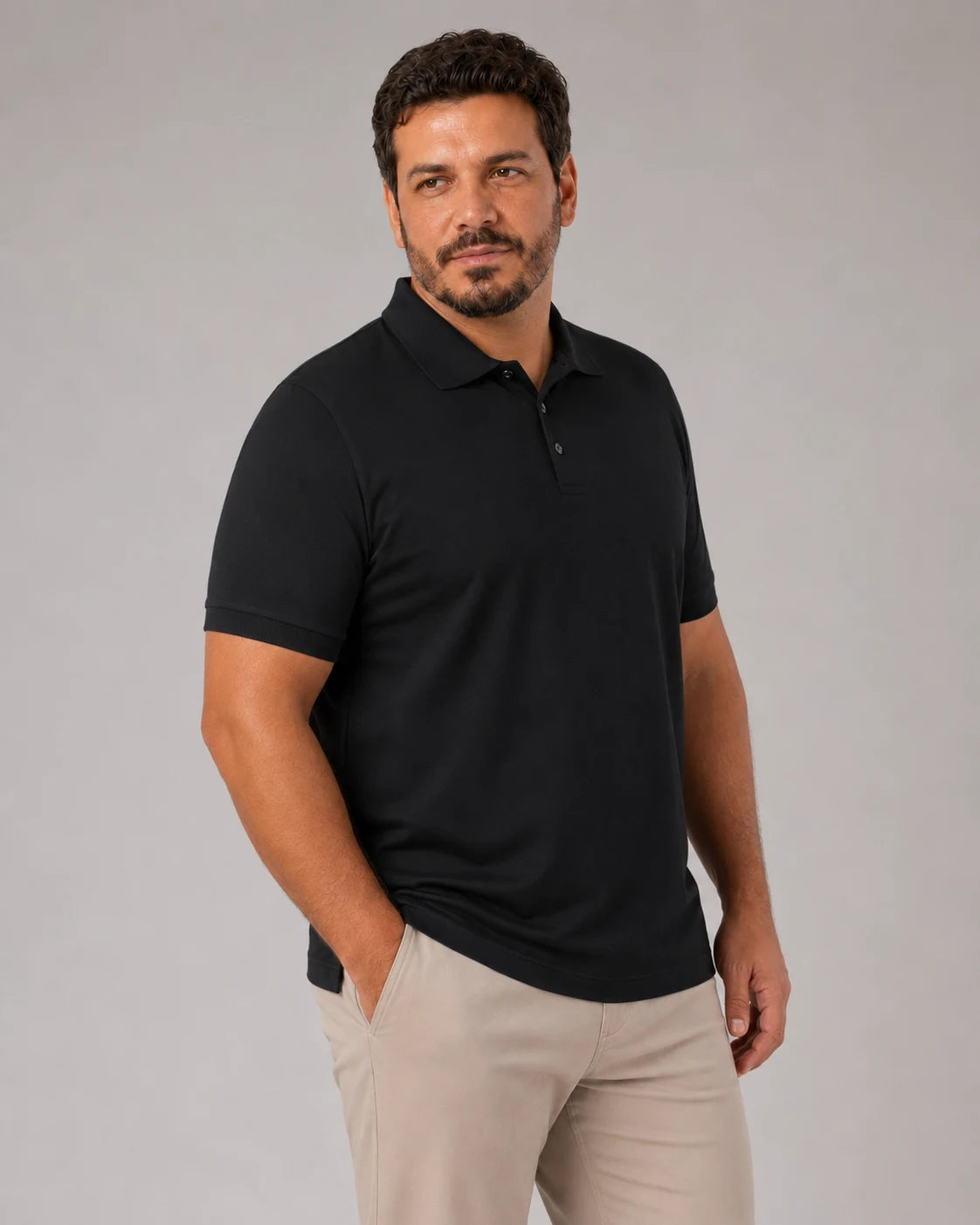 Camisa Polo Masculina PimaSenso Preta, vista lateral em angulo no corpo em fundo branco.