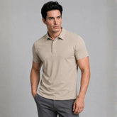 Camisa polo masculina tech bege no corpo