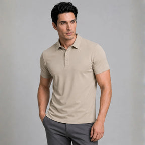 Camisa polo masculina tech bege no corpo