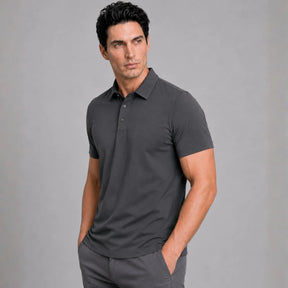 Camisa polo masculina tech cinza escuro no corpo