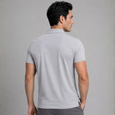 Camisa polo masculina tech cinza no corpo