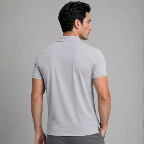 Camisa polo masculina tech cinza no corpo