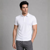 Camisa polo masculina tech branca no corpo