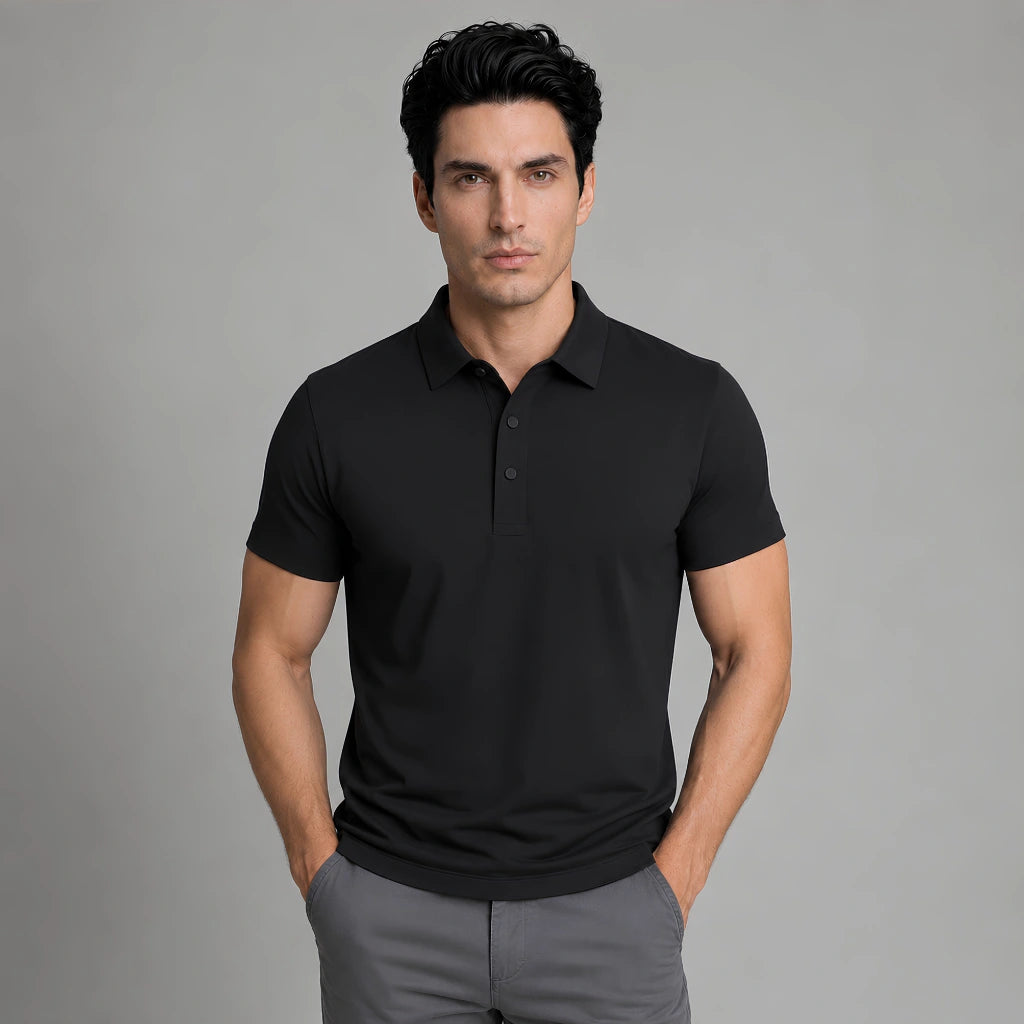 Homem vestindo camisa polo masculina tech preta com calça escura, vista de frente.