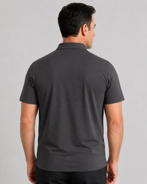 Camisa Polo Masculina TechVero Grafite, vista de costas em fundo branco.