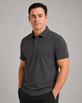 Camisa Polo Masculina TechVero Grafite, vista lateral no corpo em fundo branco.