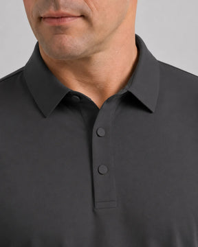 Detalhe da gola e acabamento da Camisa Polo Masculina TechVero Grafite.