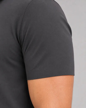 Detalhe do tecido da Camisa Polo Masculina TechVero Grafite, com textura em destaque.