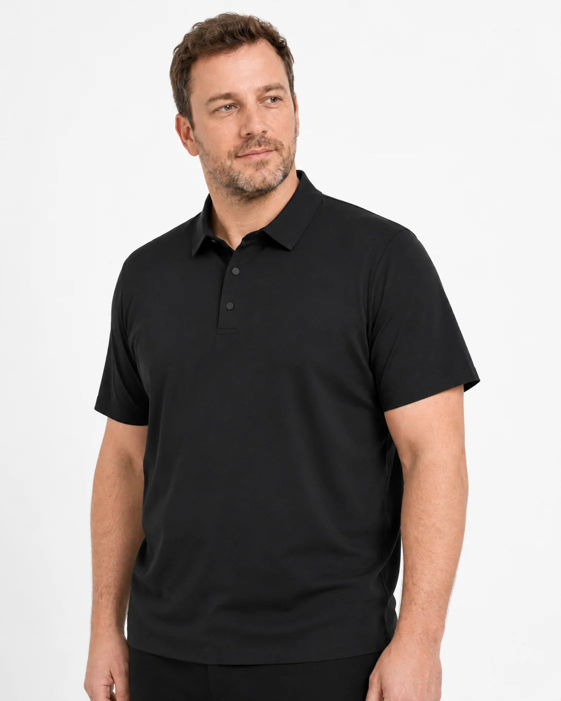 Camisa Polo Masculina TechVero Preta, vista lateral no corpo em fundo branco.