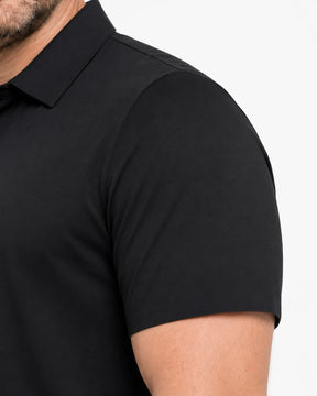 Camisa Polo Masculina TechVero Preta, detalhe da manga e caimento no corpo em fundo branco.