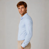 Camisa social masculina tech stretch azul claro no corpo