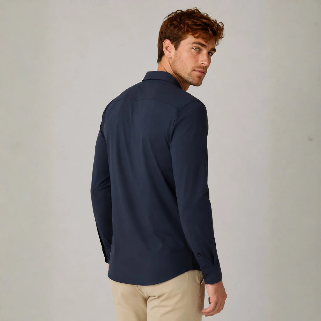 Camisa social masculina tech stretch azul marinho no corpo