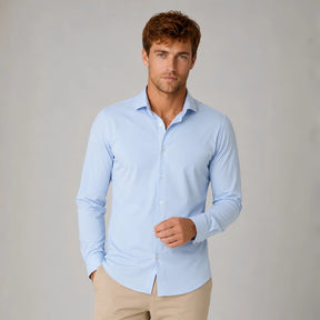 Camisa social masculina tech stretch azul claro detalhe no corpo