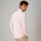 Camisa social masculina tech stretch rosa no corpo