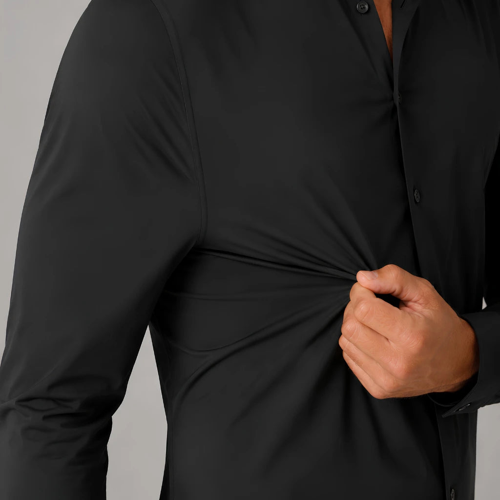 Detalhe do tecido elástico da camisa social masculina tech stretch preta