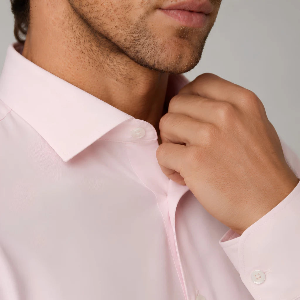 Detalhe da gola da camisa social masculina tech stretch rosa