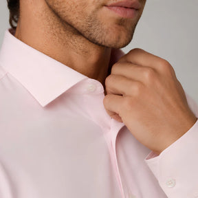 Detalhe da gola da camisa social masculina tech stretch rosa