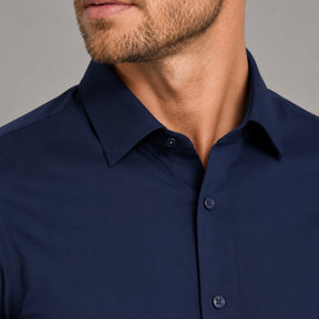 Detalhe da gola e botões da camisa social masculina tech stretch azul marinho.
