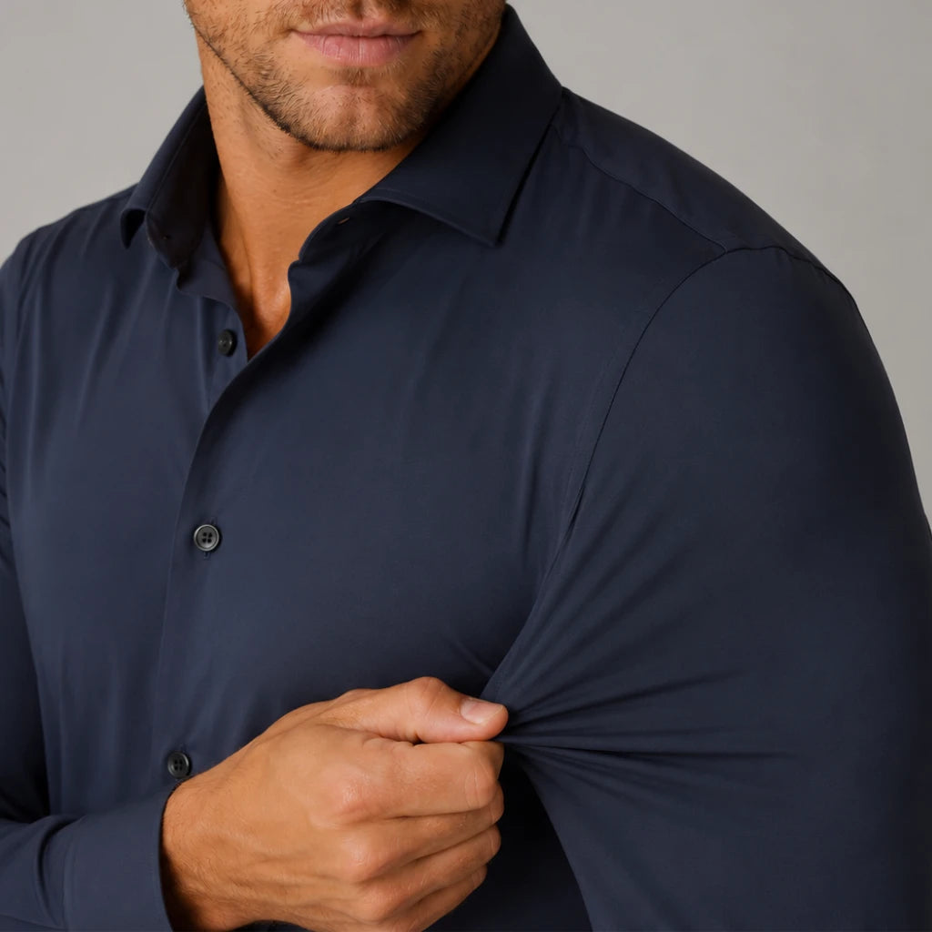 Detalhe do tecido da camisa social masculina tech stretch azul marinho sendo puxado na manga.