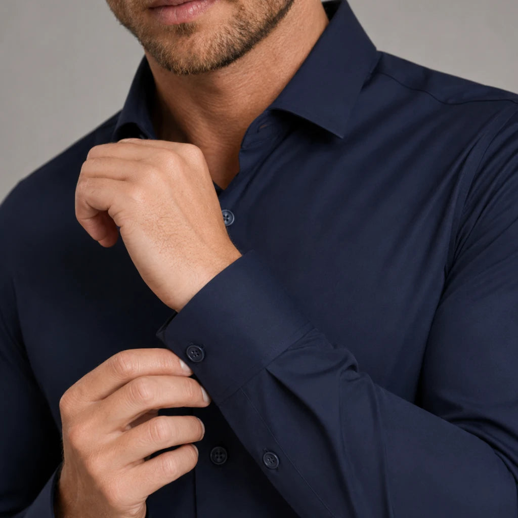 Detalhe da manga e punho da camisa social masculina tech stretch azul marinho com botões.