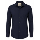 Camisa social masculina tech stretch azul marinho com manga longa e botões, vista frontal em fundo branco.