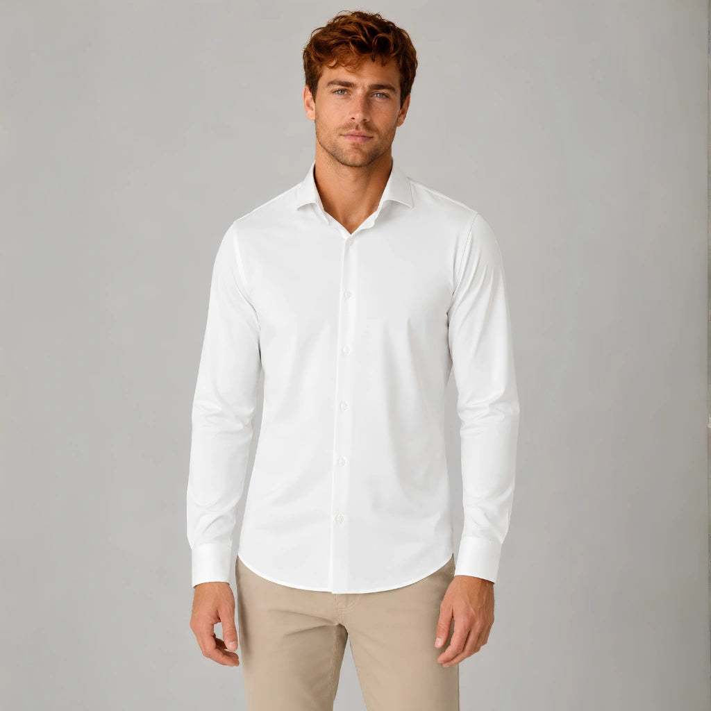 Homem vestindo camisa social masculina tech stretch branca com calça bege, vista de frente.