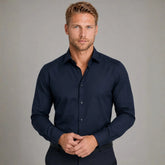 Camisa social masculina tech twill azul marinho no corpo