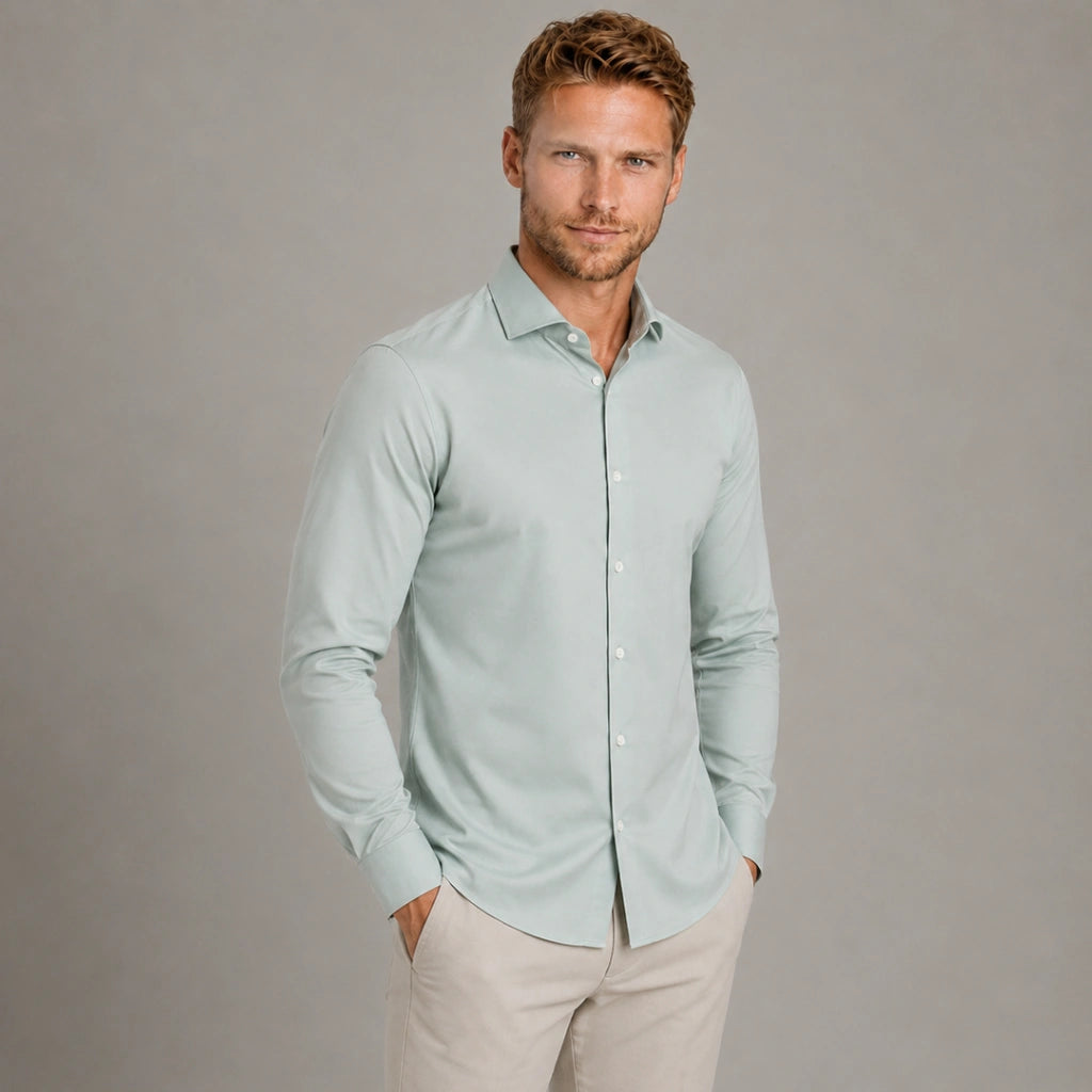 Homem vestindo camisa social masculina tech twill verde claro com calça clara, vista de frente.