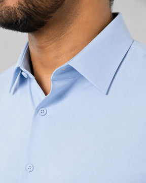 Detalhe da gola e acabamento do Camisa Social Masculina TechMatteo Azul.