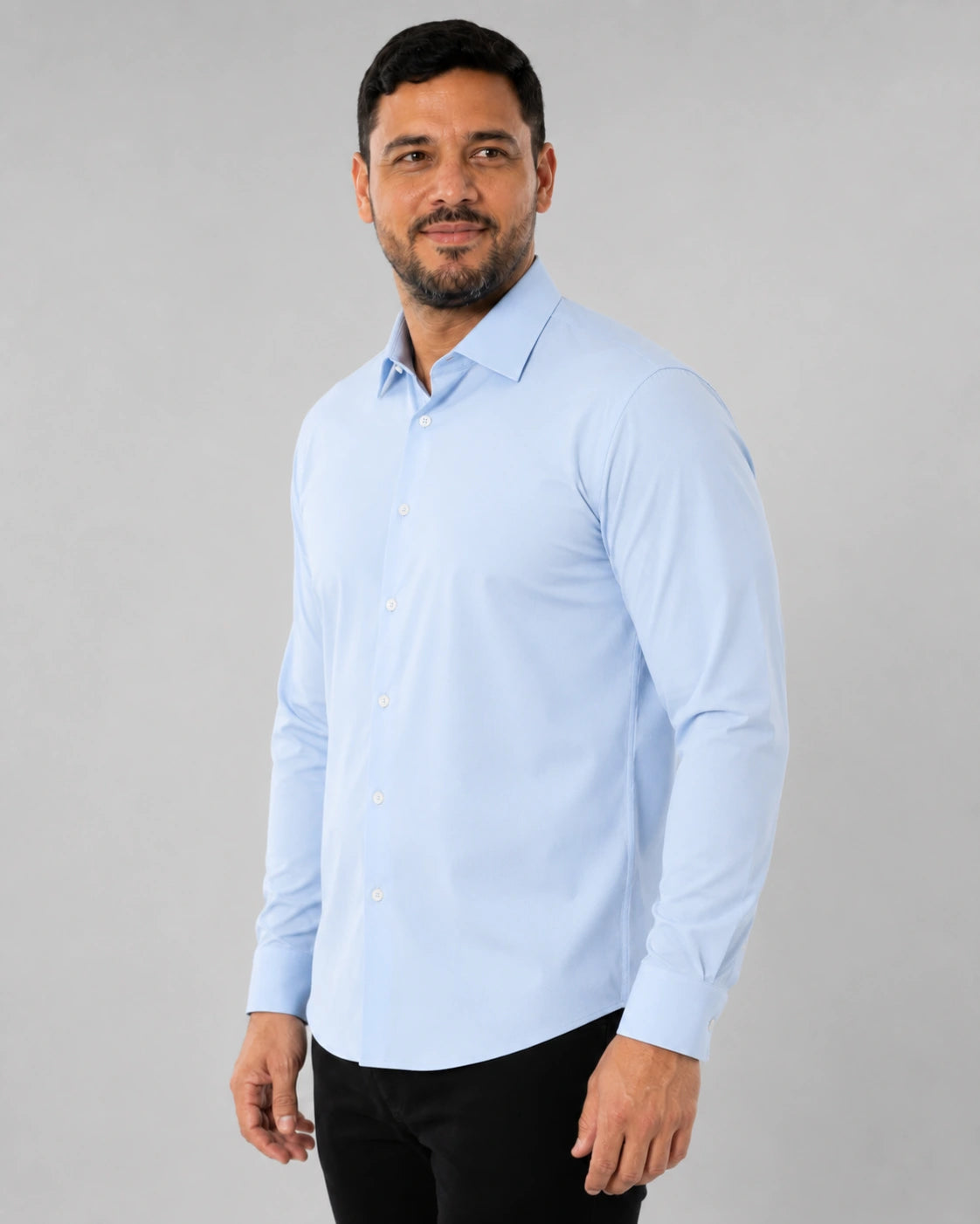 Camisa Social Masculina TechMatteo Azul, vista lateral no corpo em fundo branco.
