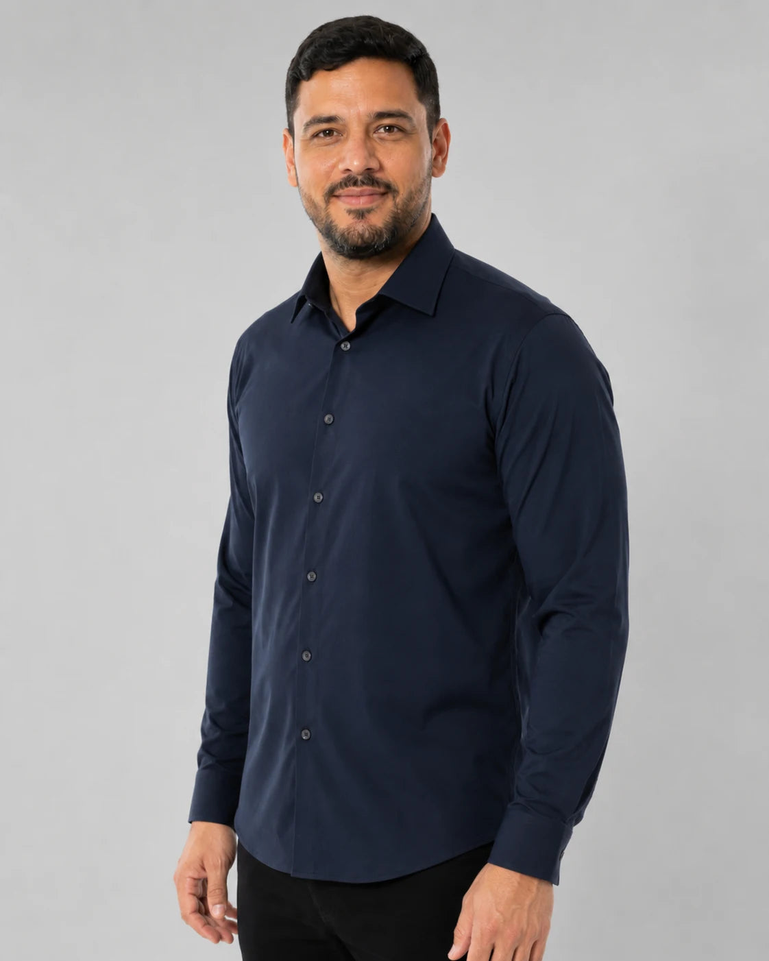 Camisa Social Masculina TechMatteo Azul Marinho, vista lateral no corpo em fundo branco.