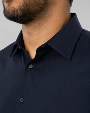 Detalhe do punho e acabamento da Camisa Social Masculina TechMatteo Azul Marinho.