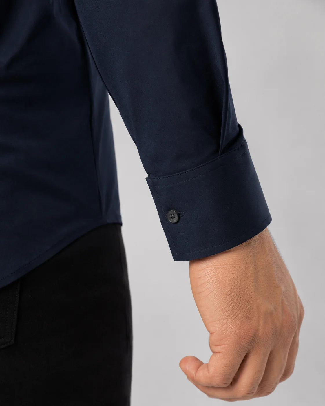 Detalhe do punho e botoes da Camisa Social Masculina TechMatteo Azul Marinho.